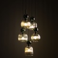 Elegancka lampa wisząca ze szkłem w kolorze koniakowym z dodatkami zielonymi.