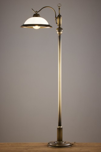 Lampa podłogowa klasyczna w kolorze starego złota.