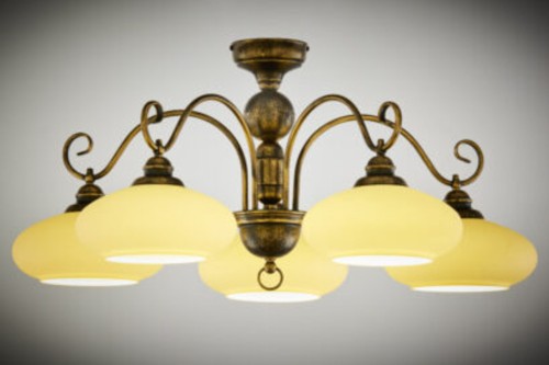 Żyrandol  klasyczny w kolorze patyny z kloszami ecru do niskich salonów i pokoi.