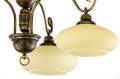 Klasyczny żyrandol  z kloszami w kolorze ecru do niskich salonów, pokoi i kuchni. Lampa w kolorze patyny.