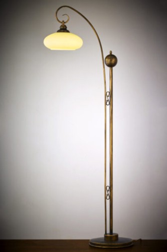 Klasyczna lampa podłogowa w kolorze patyny - starego złota z kloszem szklanym.