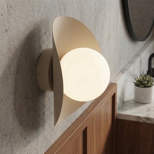 Beżowy nowoczesny kinkiet na ścianę.