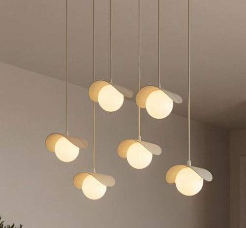 Beżowa lampa nad stół z 6 żarówkami ledowymi.