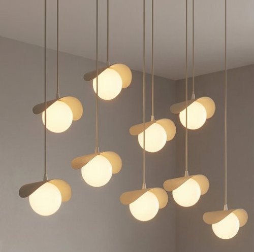 Duża beżowa lampa wisząca nad stół do salonu.