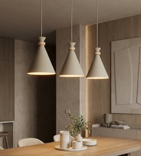 Potrójna beżowa lampa nad stół.