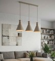 Lampa wisząca potrójna z kloszami beżowymi.
