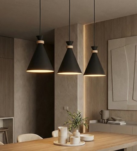 Potrójna lampa czarna nad stół do salonu i kuchni.