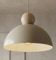 Nowoczesna beżowa lampa pojedyncza z elementem z jasnego drewna.
