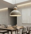 Pojedyncza lampa bezowa z dużym kloszem i elementem z jasnego drewna.