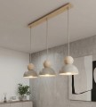 Lampa w stylu skandynawskim z elementami z jasnego drewna.