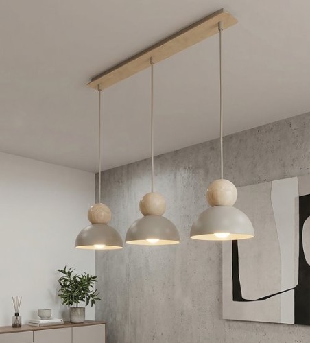 Lampa w stylu skandynawskim z elementami z jasnego drewna.