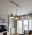 Lampa potrójna w stylu skandynawskim w kolorze beżowym z elementami z jasnego drewna.
