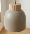 Lampa wisząca pojedyncza z elementem  karbowanym z jasnego drewna. Klosz w kolorze beżowym.