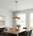 Lampa japandi w  kolorze beżowym.