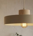 Pojedyncza lampa  w kolorze mokka w stylu japandi.