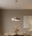 Lampa pojedyncza w stylu japandi.