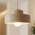 Beżowa lampa w stylu japandi do powieszenia nad stołem.