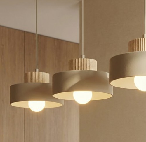 Beżowa lampa potrójna w stylu japandi.