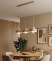 Lampa potrójna nad stół w kolorze beżowym z elementami ozdobnymi z jasnego drewna.