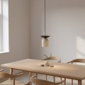 Lampa pojedyncza z metalowym kloszem w kolorach beżowym i czarnym.