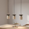 Beżowo-czarna  lampa potrójna  nad stół do kuchni i pokoju urządzonym w stylu skandynawskim.