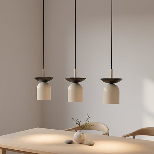 Beżowo-czarna  lampa potrójna  nad stół do kuchni i pokoju urządzonym w stylu skandynawskim.