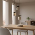 Lampa nad stół w stylu skandynawskim w kolorach beżowym i czarnym.