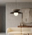 Pojedyncza lampa w kolorze czarnym i beżowym w  stylu skandynawskim i japandi.