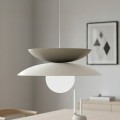 Beżowo - biała lampa pojedyncza w stylu japandi.