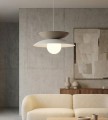 Lampa w stylu japandi biało-beżowa.