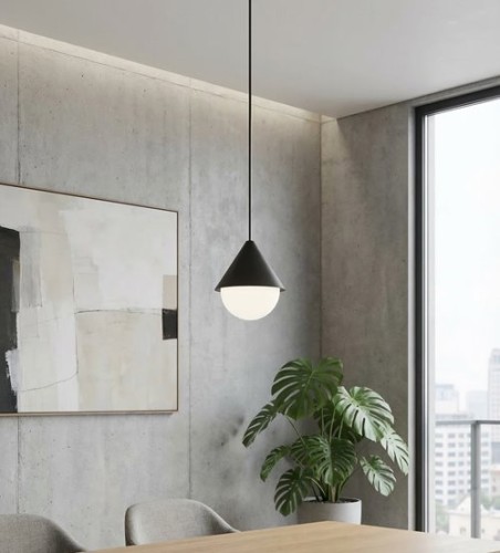 Pojedyncza designerska lampa wisząca z czarnym kloszem i białą kulką.