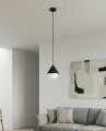 Pojedyncza lampa wisząca w stylu skandynawskim i japandi.