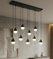 Duża i nowoczesna lampa wisząca nad stół.