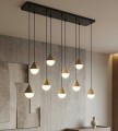 Duża i nowoczesna lampa beżowa nad stół do salonu.