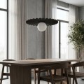 Pojedyncza lampa czarna w stylu japandi. Czarna pofalowana forma klosza i szklana biała kulka.