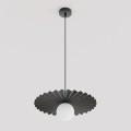 Pojedyncza lampa designerska w kolorze czarnym.