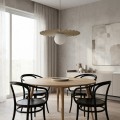 Lampa pojedyncza w stylu japandi. Pofalowany klosz i biała szklana kulka.