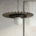 Beżowo-czarna lampa w stylu japandi.