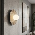 Beżowa lampa na ścianę do salonu.