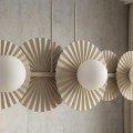 Lampa beżowa nad stół.