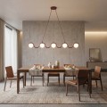 Designerska lampa wisząca nad stół w kolorze burgundowym.