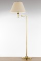 Stojąca lampa podłogowa z regulowanym ramieniem. Lampa podłogowa złota w stylu glamour do klasycznych salonów i hoteli.