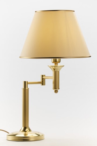 Klasyczna piękna i złota lampa nocna do sypialni i pokoi hotelowych.