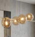 Beżowa szeroka lampa z bursztynowymi kloszami.