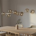 Lampa wisząca w modnym kolorze mokka z bursztynowymi kloszami.