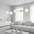 Nowoczesna regulowana lampa wisząca nad stół z kloszami kulkami białymi.