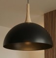 Czarna lampa wisząca nad stół do jadalni.