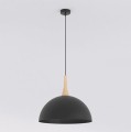 Lampa wisząca pojedyncza z metalowym dużym czarnym kloszem i elementami z drewna.