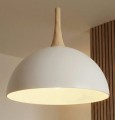 Pojedyncza duża biała lampa nad stół do kuchni.