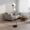 Nowoczesna czarna lampa stojąca do salonu i pokoju.